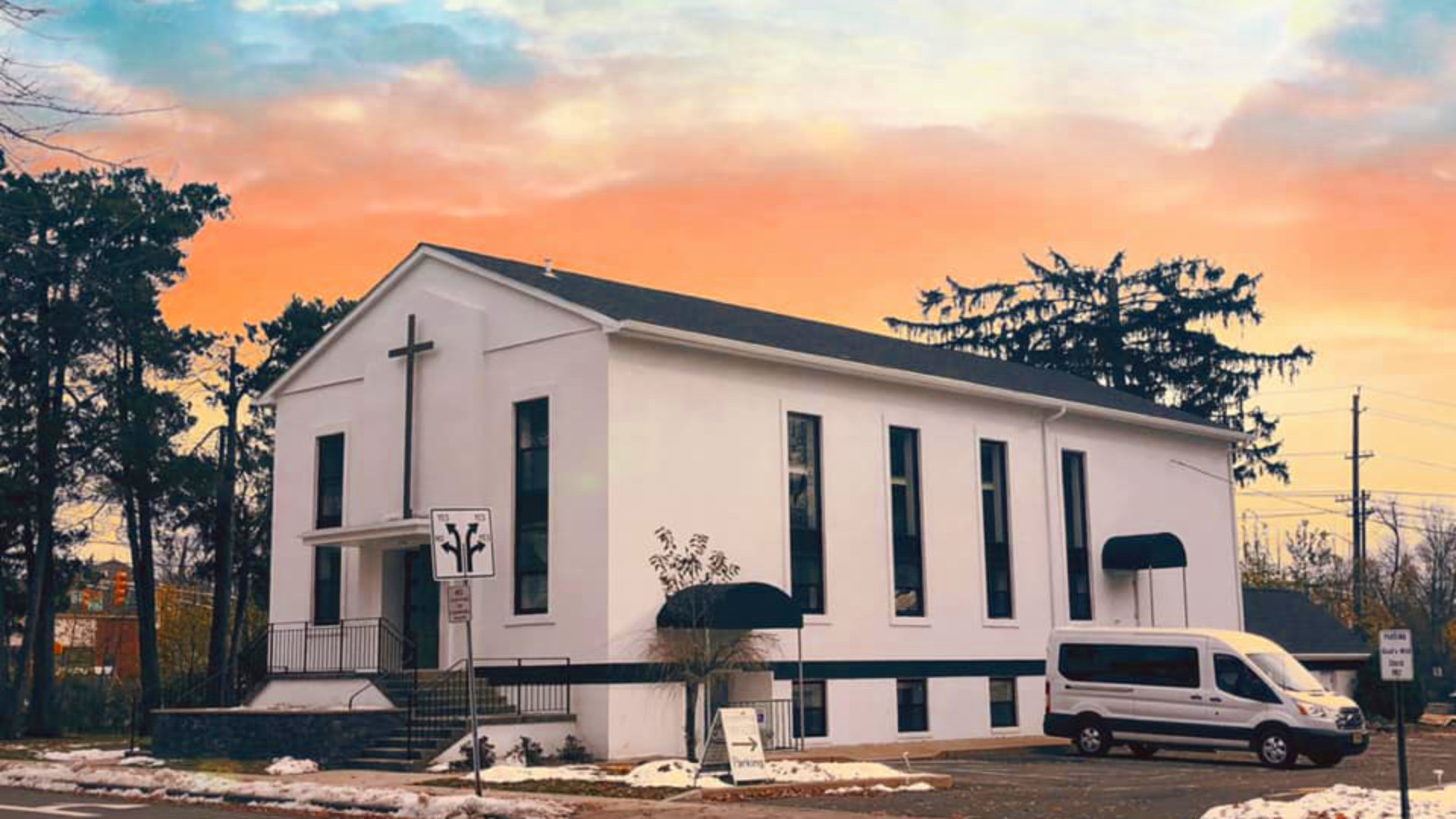 노을 진 하늘 아래 어노인팅 교회 건물 · Anointing Church building at sunset