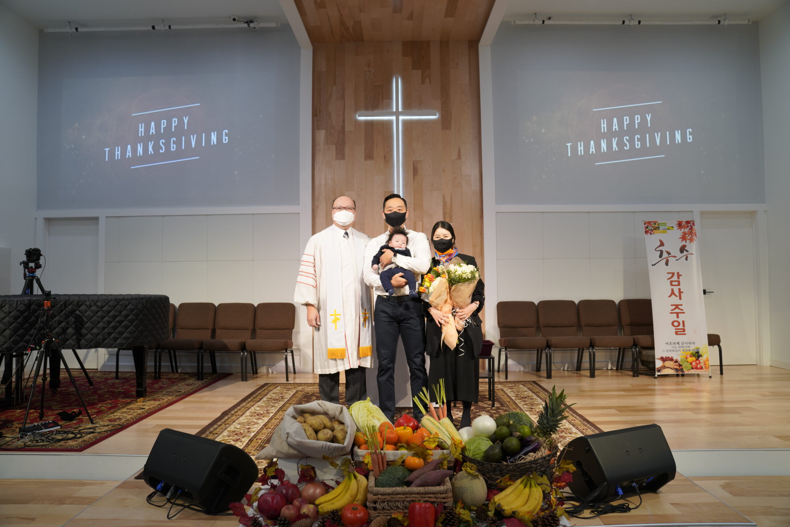 교회 강단 앞에 선 섬기는 이들 · Church leaders at the sanctuary