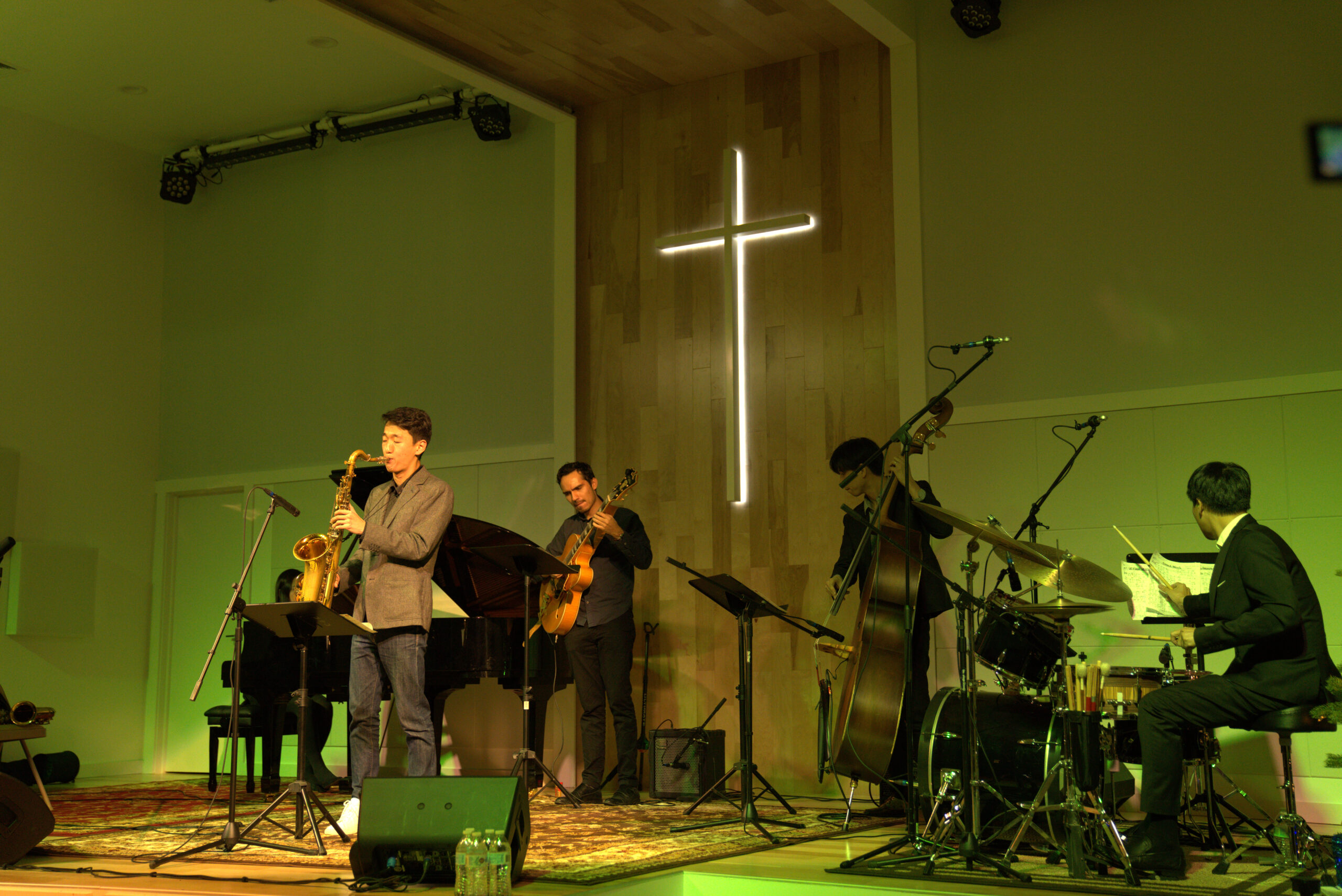 예배 중 찬양하는 모습 · Praise team leading worship