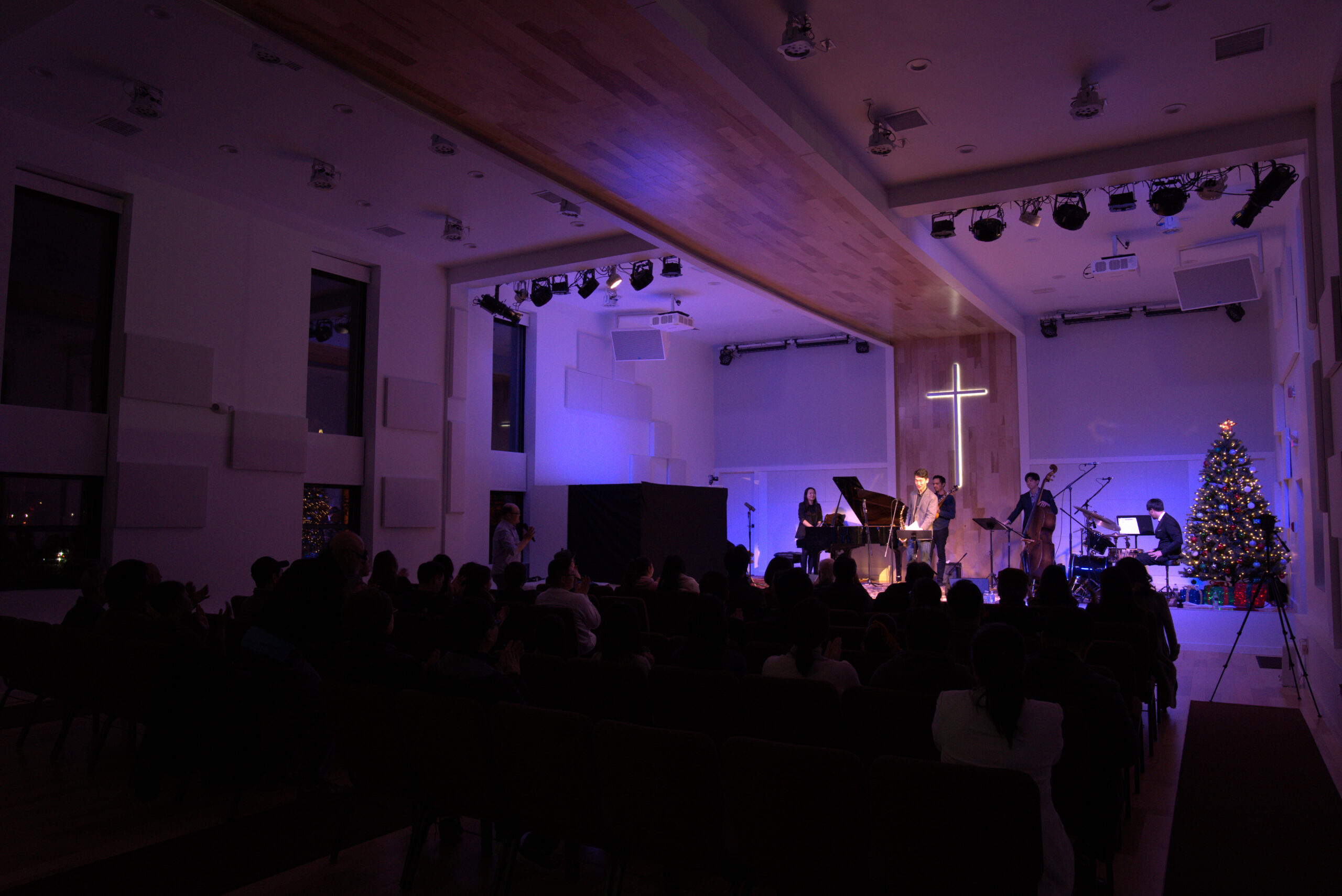 본당에서 함께 드리는 예배 · Worship in the sanctuary