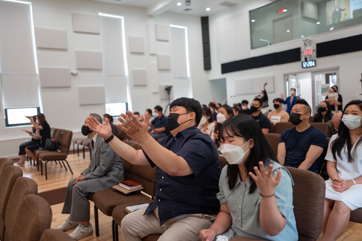 주일예배를 드리는 성도들 · Congregation during Sunday worship