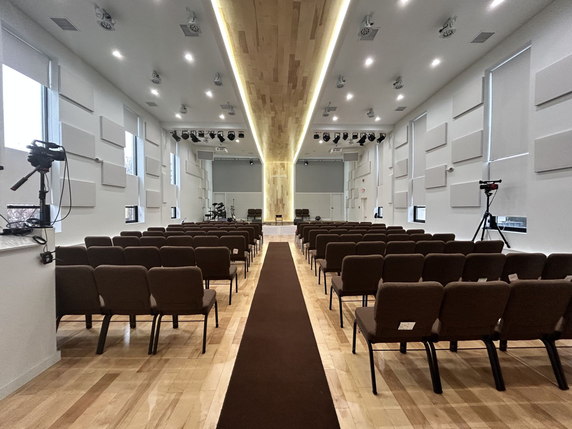 본당에서 손을 들고 찬양하는 성도들 · Congregation worshipping in the sanctuary