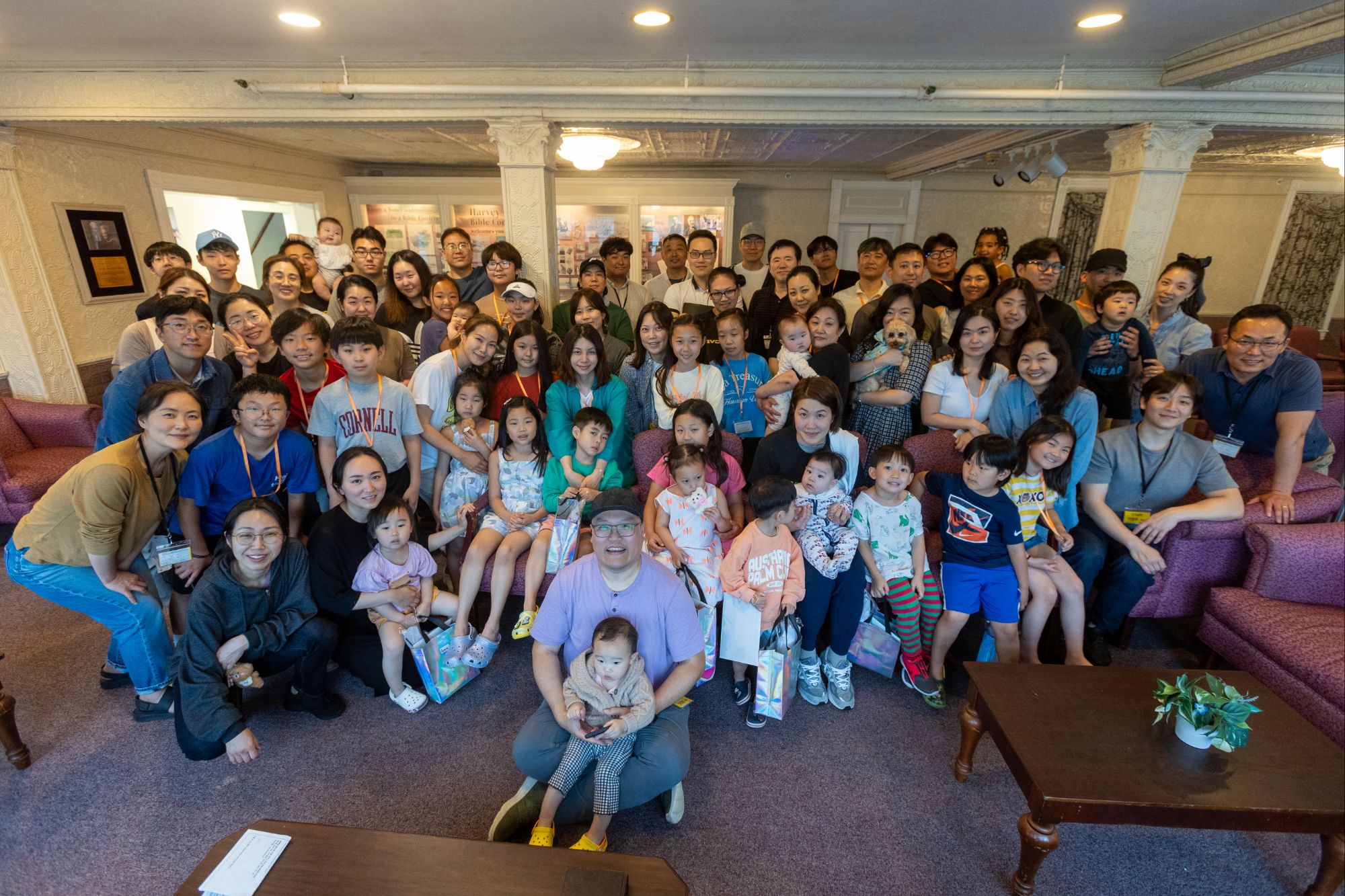 교회 식구들이 함께 모여 찍은 단체 사진 · Anointing Church family gathered together