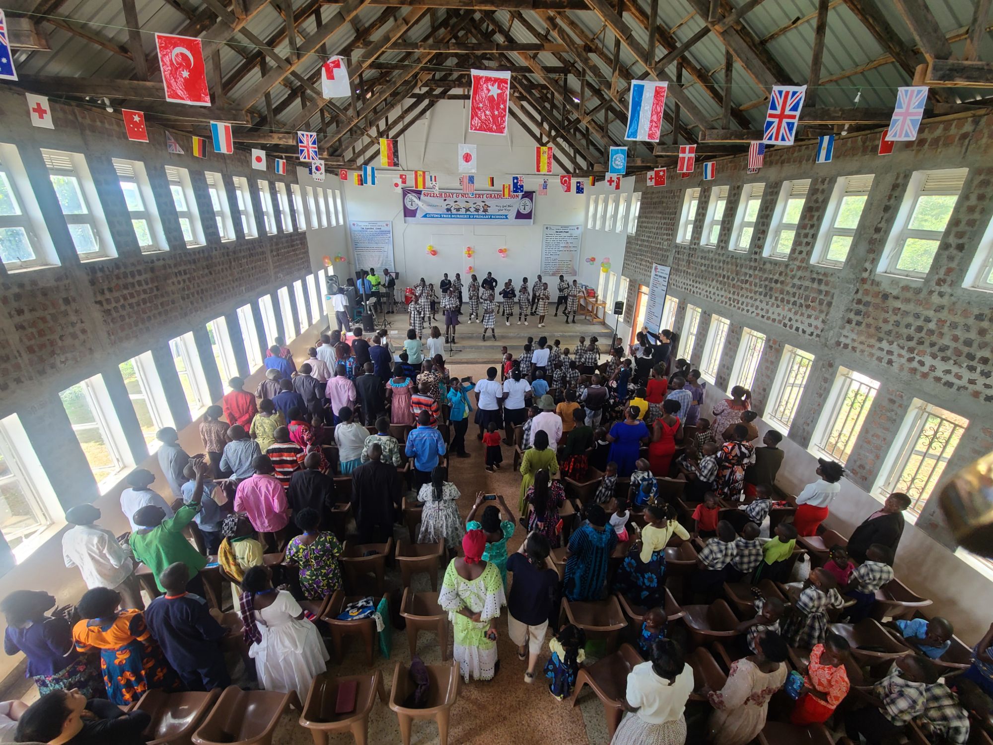 선교지 교회에 가득 모인 회중 · Congregation gathered at a mission field church